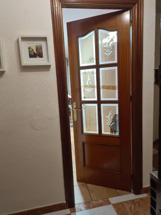 Puerta de madera con cristal