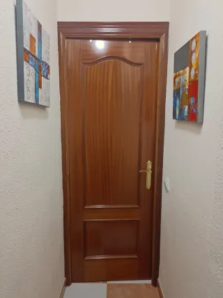 Puerta de madera con cristal