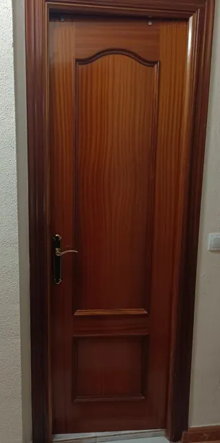 Puerta de madera con cristal