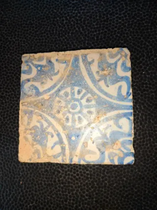 Azulejo antiguo medieval azul y blanco