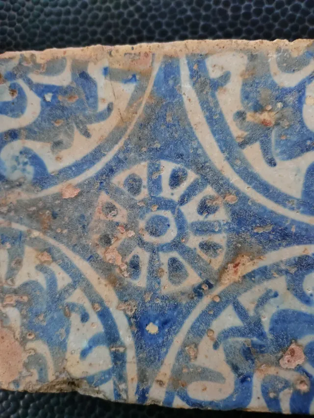 Azulejo antiguo medieval azul y blanco