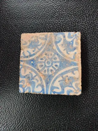 Azulejo antiguo medieval azul y blanco