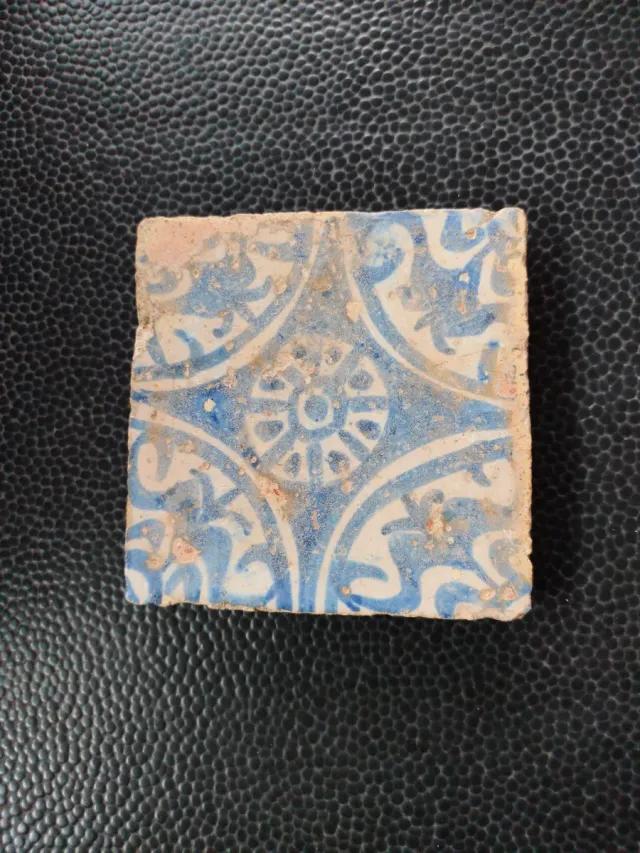 Azulejo antiguo medieval azul y blanco