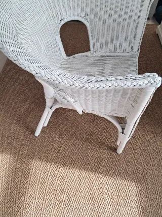 Sillón de mimbre blanco