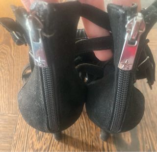 Sandali neri con frange