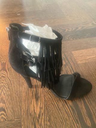 Sandali neri con frange