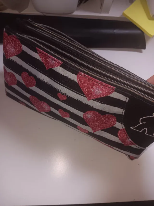 Estuche escolar con corazones