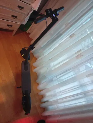 Patinete eléctrico gris