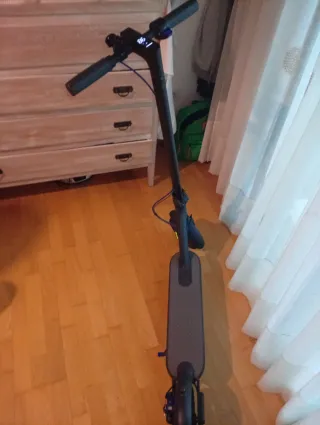 Patinete eléctrico gris