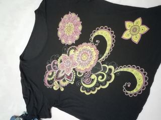 Maglia mezza manica nera con fiori