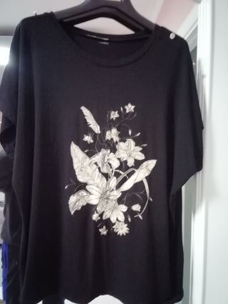 Maglia mezza manica nera con fiori