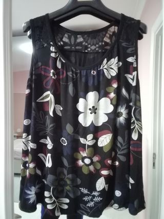 Maglia mezza manica nera con fiori