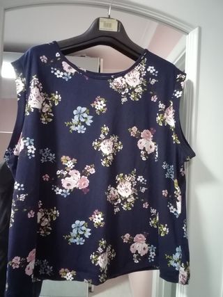Maglia mezza manica nera con fiori