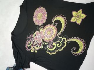 Maglia mezza manica nera con fiori