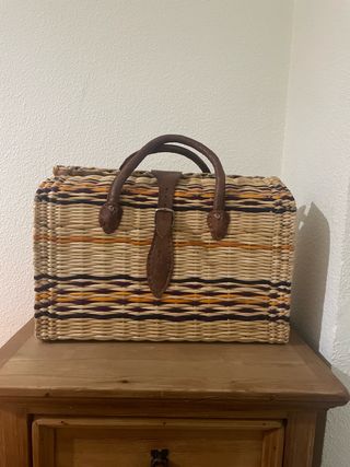 Bolso de rafia tejido con asas de cuero