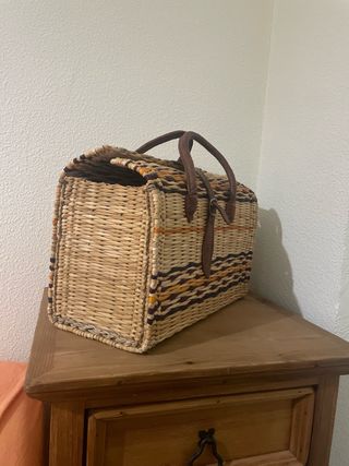 Bolso de rafia tejido con asas de cuero