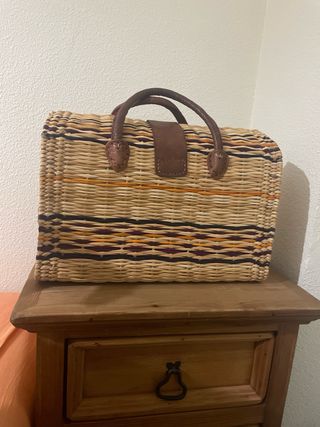 Bolso de rafia tejido con asas de cuero