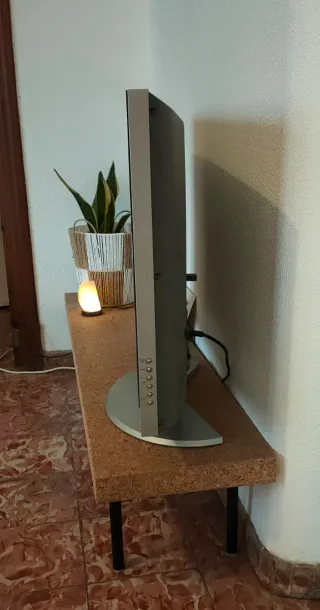 Smart TV Samsung 32 pulgadas negra y plateada.