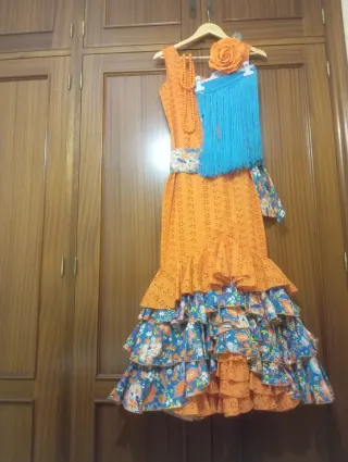Traje de Flamenca Naranja con Estampado Floral.