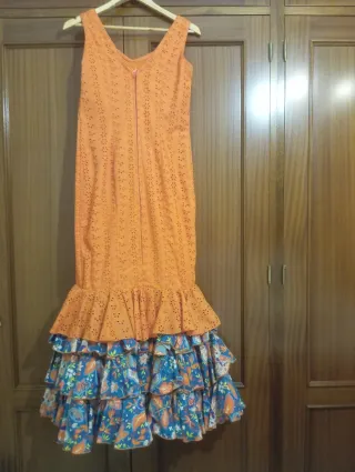 Traje de Flamenca Naranja con Estampado Floral.