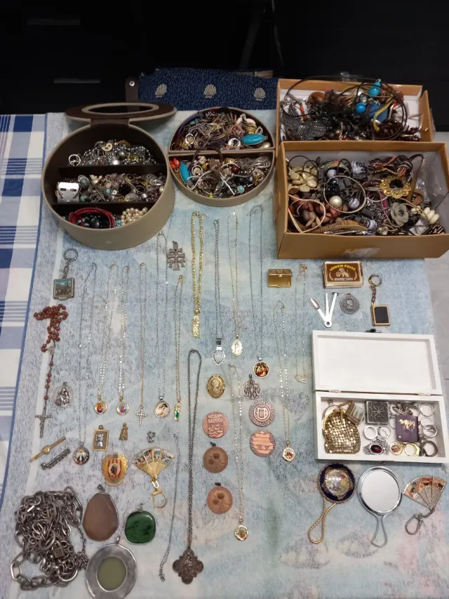 Lotto di gioielli e bijoux: collane, bracciali, anelli