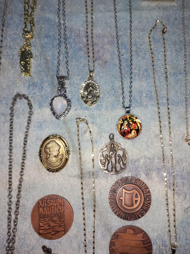 Lotto di gioielli e bijoux: collane, bracciali, anelli