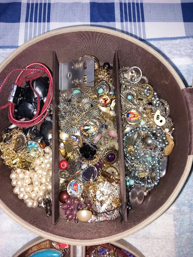 Lotto di gioielli e bijoux: collane, bracciali, anelli