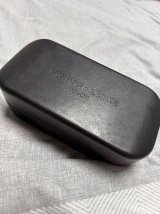 Gafas de sol doradas con lentes azules