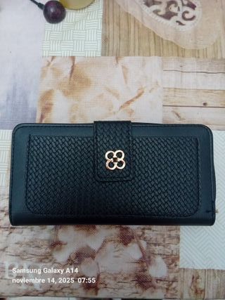 Cartera de mujer negra con detalle dorado