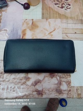 Cartera de mujer negra con detalle dorado