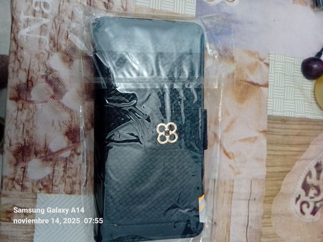 Cartera de mujer negra con detalle dorado