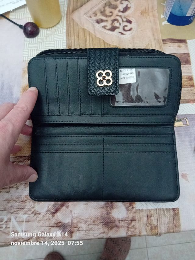 Cartera de mujer negra con detalle dorado