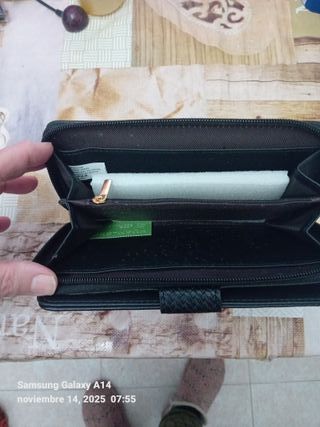 Cartera de mujer negra con detalle dorado