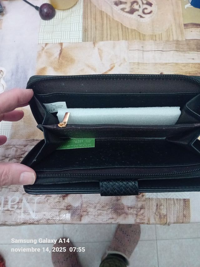 Cartera de mujer negra con detalle dorado