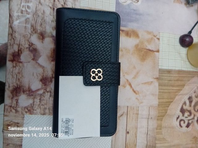 Cartera de mujer negra con detalle dorado