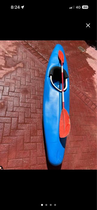 Piragua azul con remo.