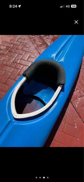 Piragua azul con remo.