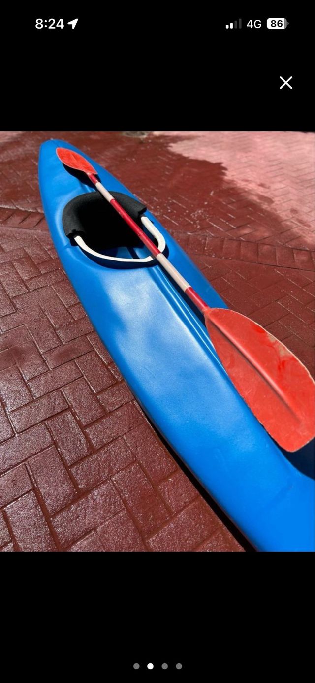 Piragua azul con remo.