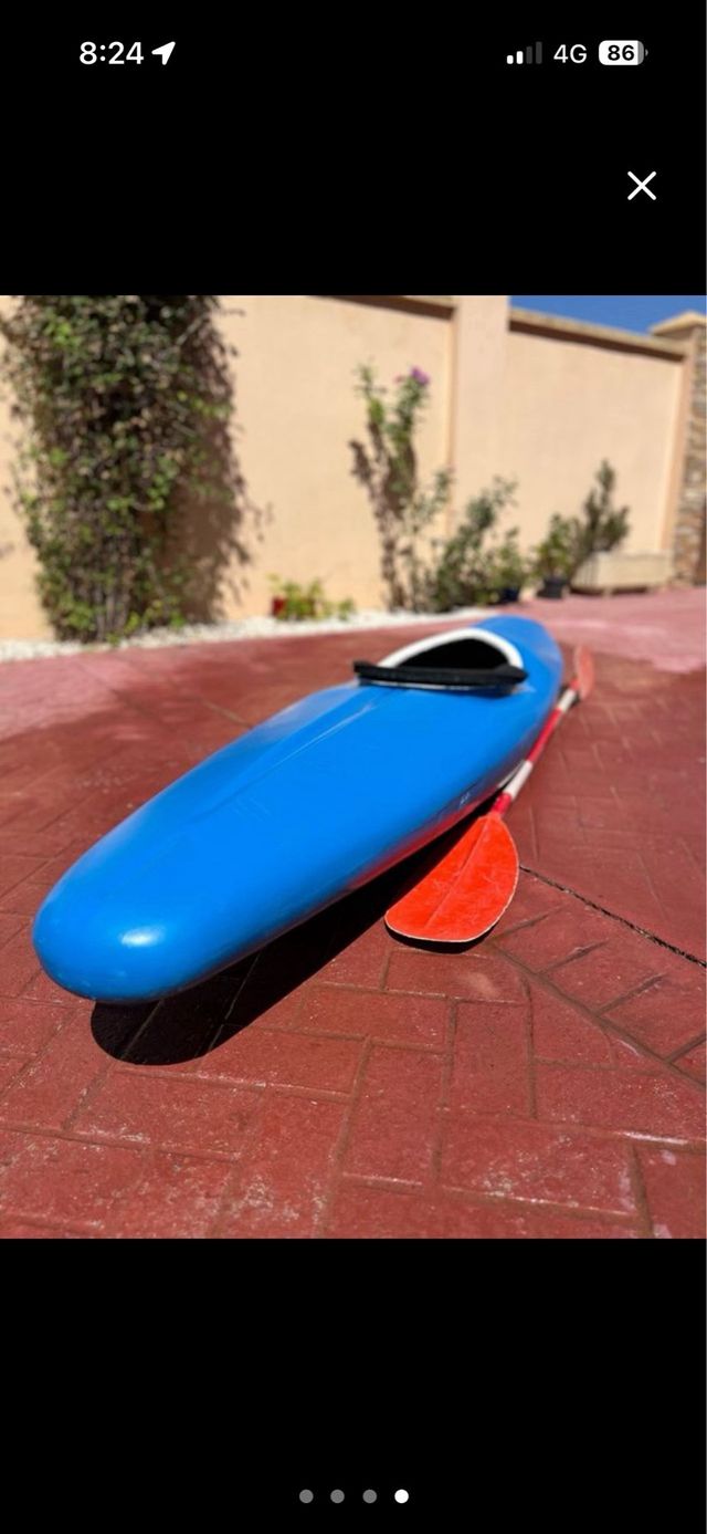 Piragua azul con remo.