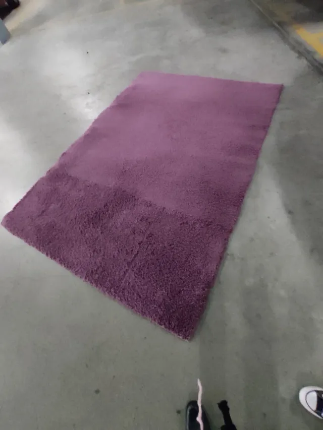 Alfombra pelo largo color berenjena