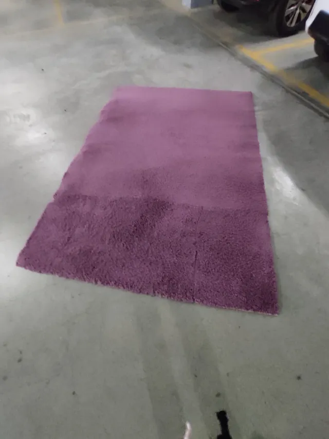 Alfombra pelo largo color berenjena