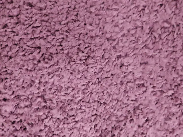 Alfombra pelo largo color berenjena
