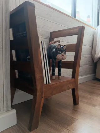 Revistero de madera teca.