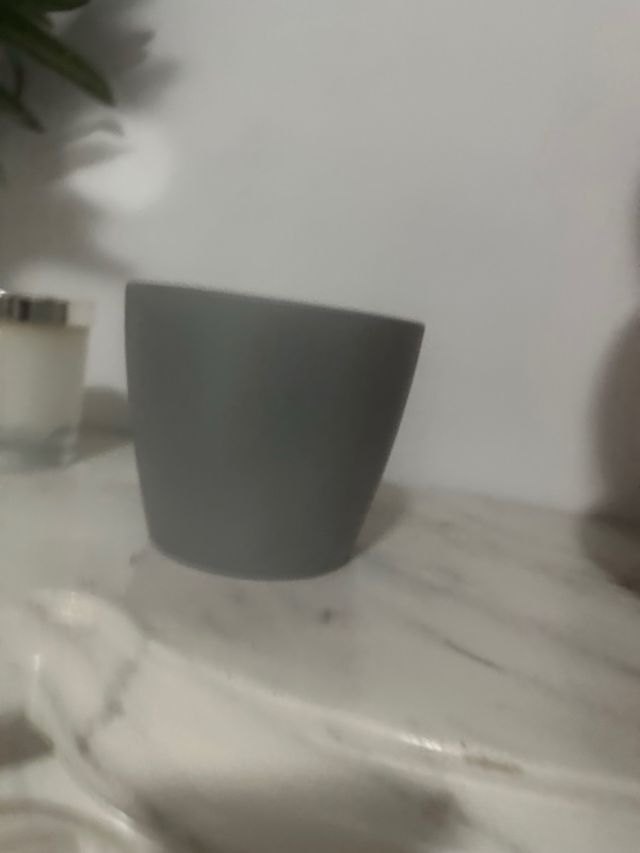 Planta artificial decorativa con maceta gris