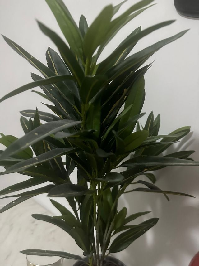 Planta artificial decorativa con maceta gris