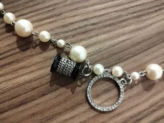 Colgante para modistas con perlas