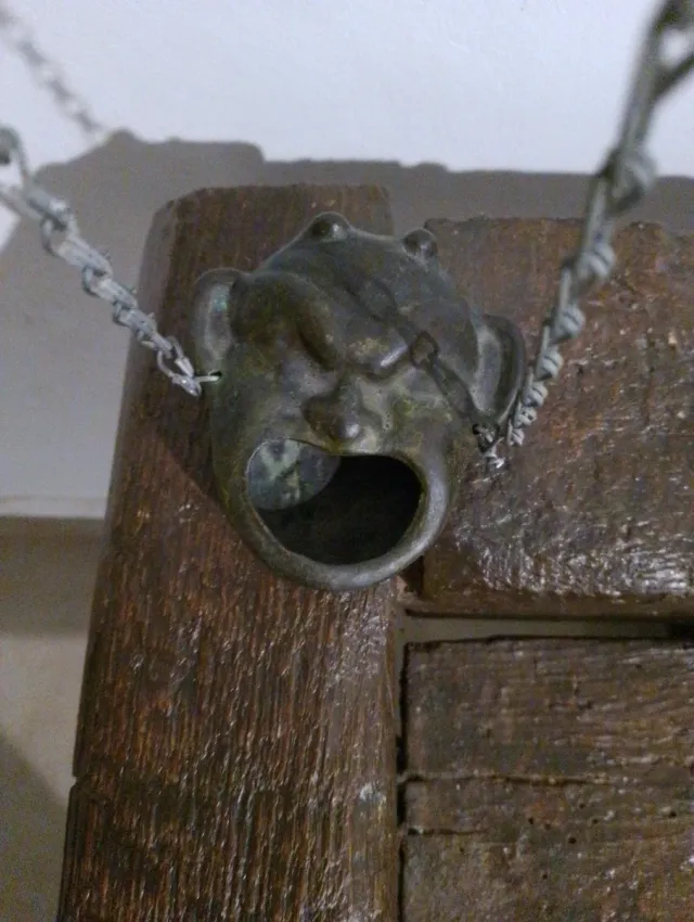 Antico turibolo in bronzo a forma di volto