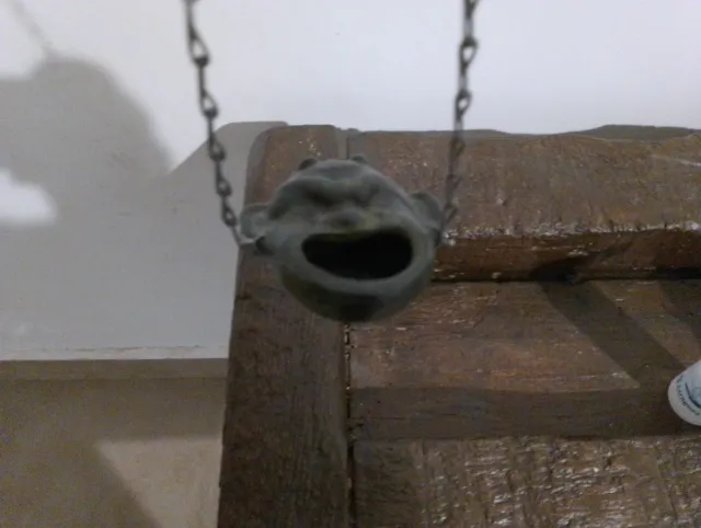 Antico turibolo in bronzo a forma di volto