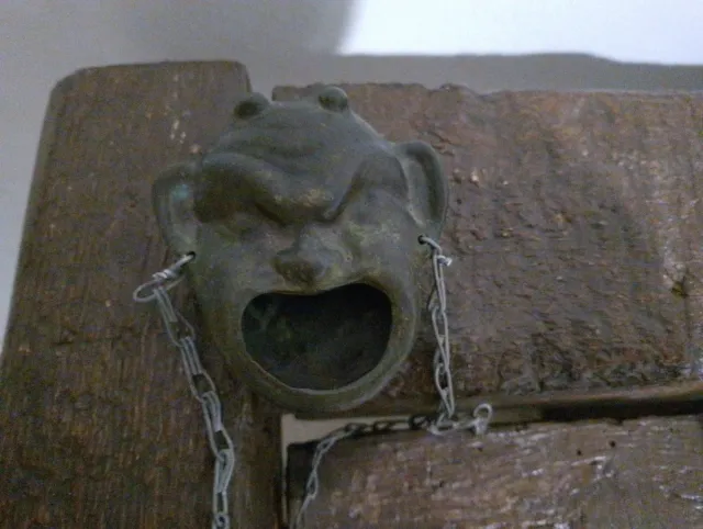 Antico turibolo in bronzo a forma di volto