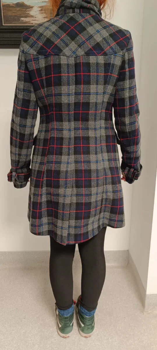 Abrigo de cuadros gris y multicolor